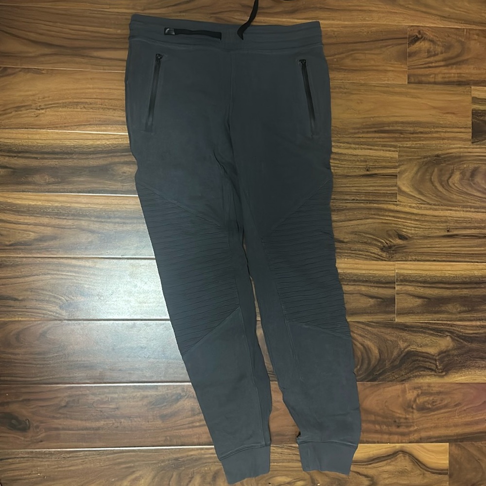 ALO yoga urban moto sweatpant size M used
